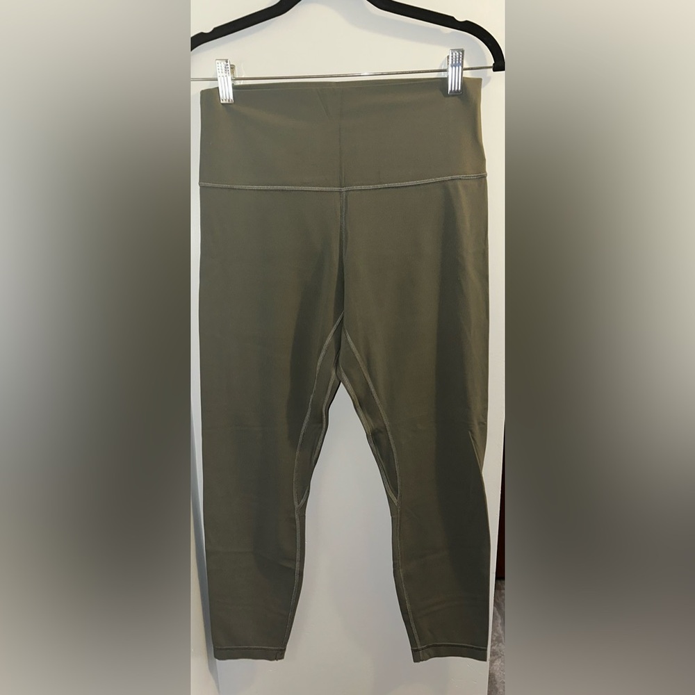 Women’s Lululemon Sz 10 Leggings. 25” inseam.